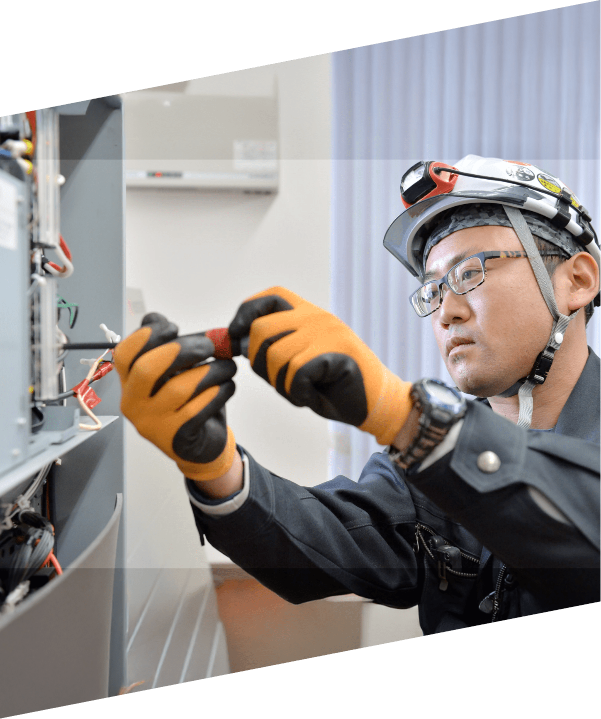 電気工事を行うスタッフ