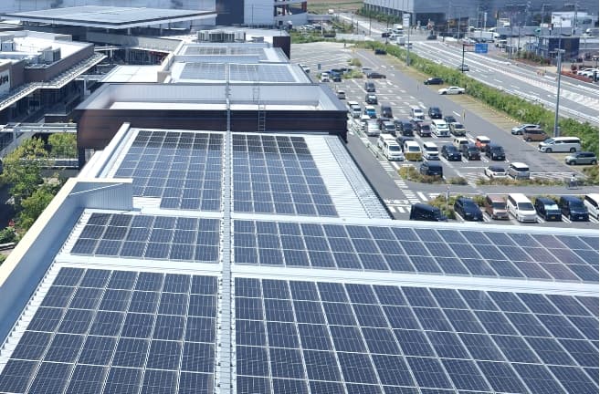 工場屋根の太陽光発電設備