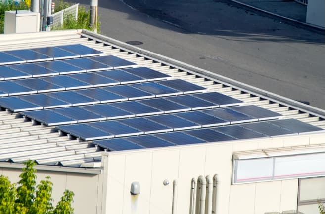 店舗屋根の太陽光発電設備