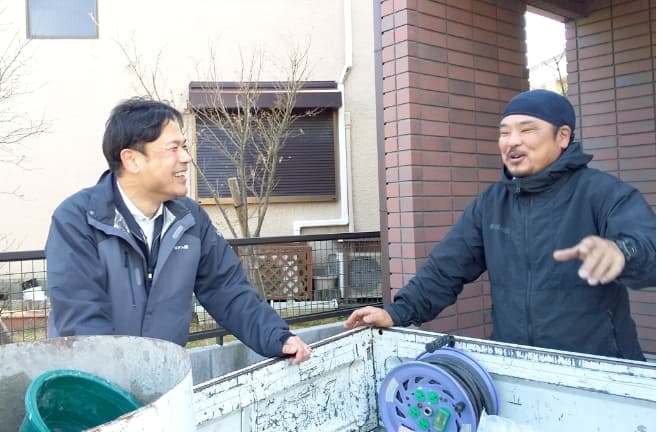 お客様へ説明するスタッフ