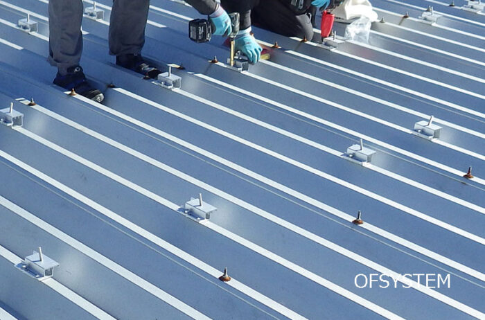 折板屋根用金具で太陽電池を取付