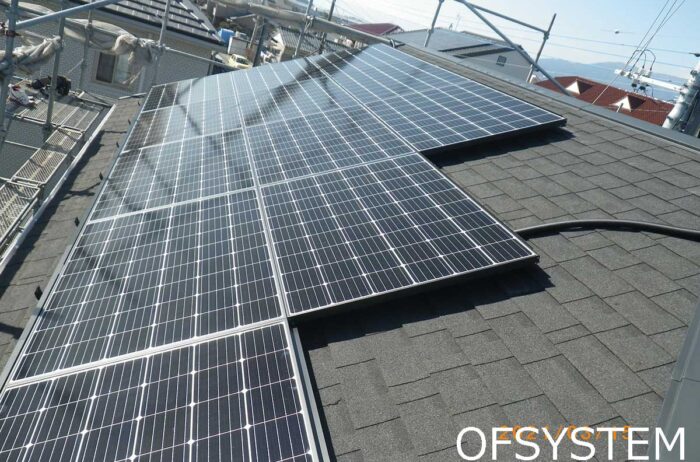 寄棟の屋根に太陽電池