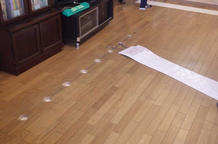 配線用の穴をあけます