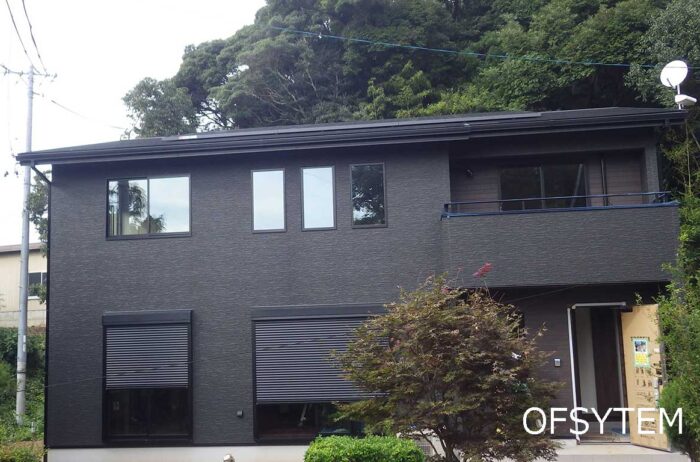 京セラ太陽電池おしゃれな黒壁の家にFit