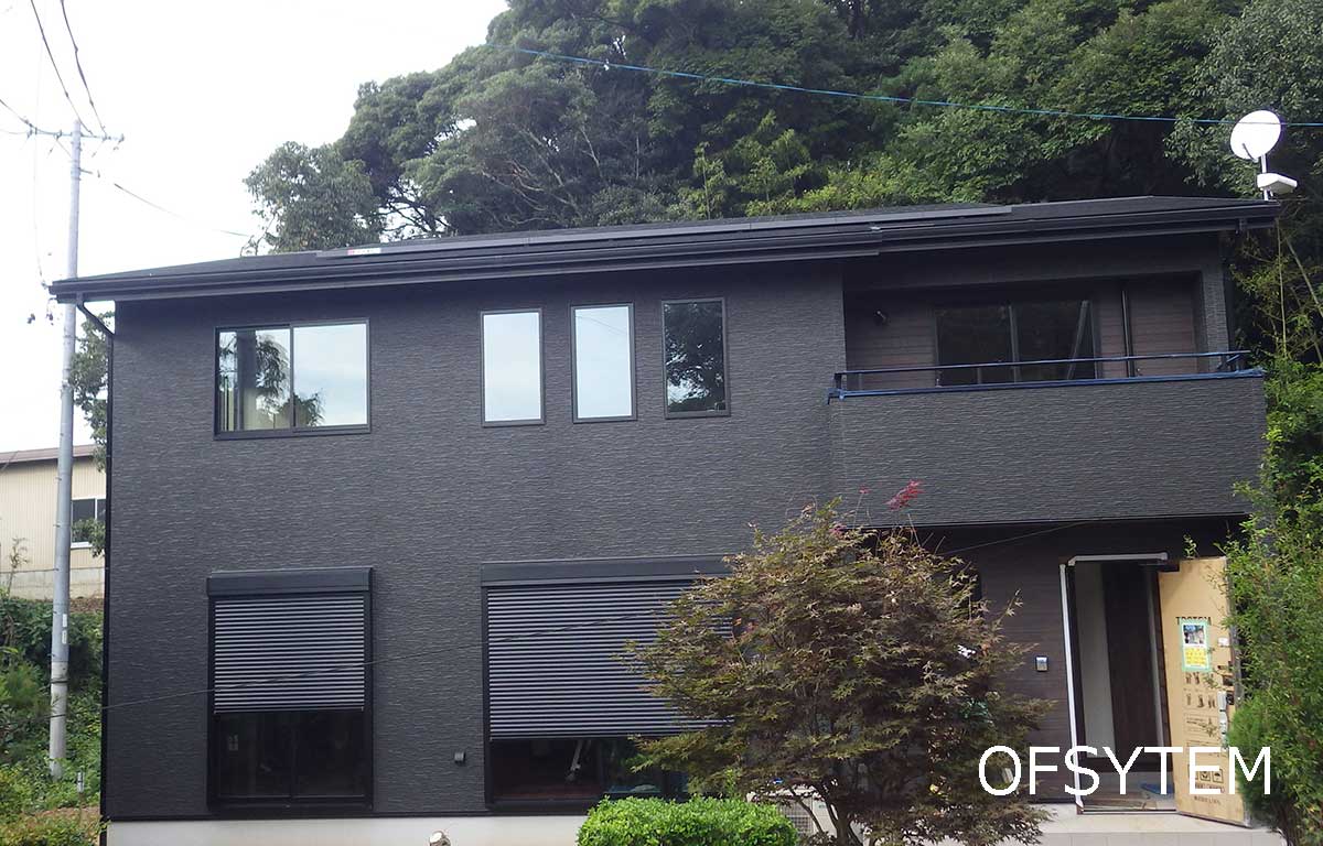 京セラ太陽電池おしゃれな黒壁の家にFit