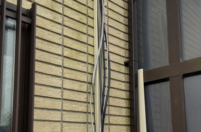 屋内分電盤から屋外へ配線引き出し