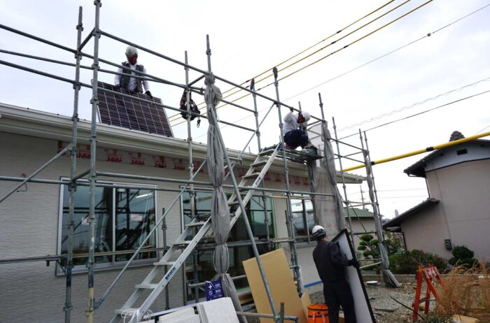 太陽電池を屋根に上げる
