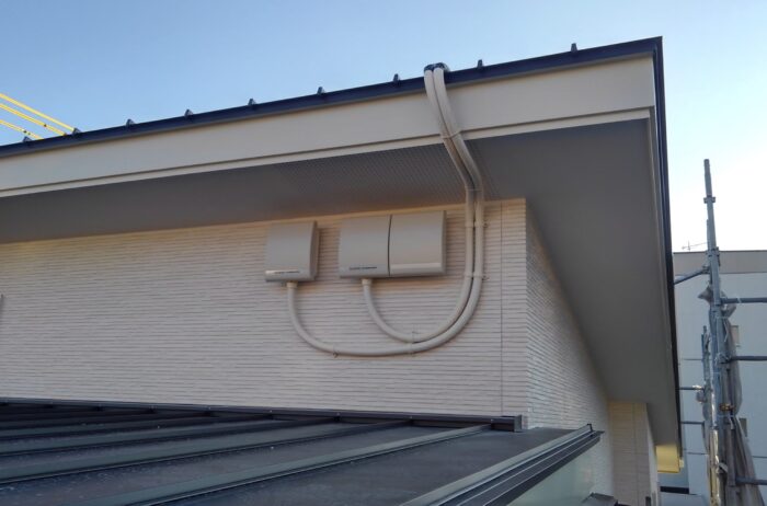 太陽電池からの電気を１本の線にまとめる
