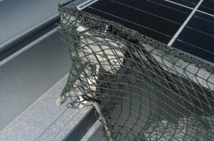 太陽電池に防鳥ネット
