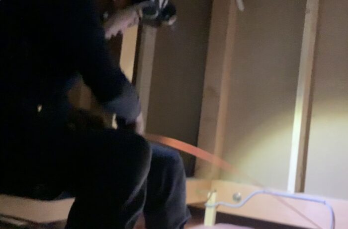 屋根裏で配線を取りまわす