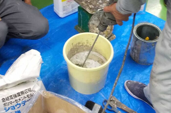 防水材料は機械で攪拌