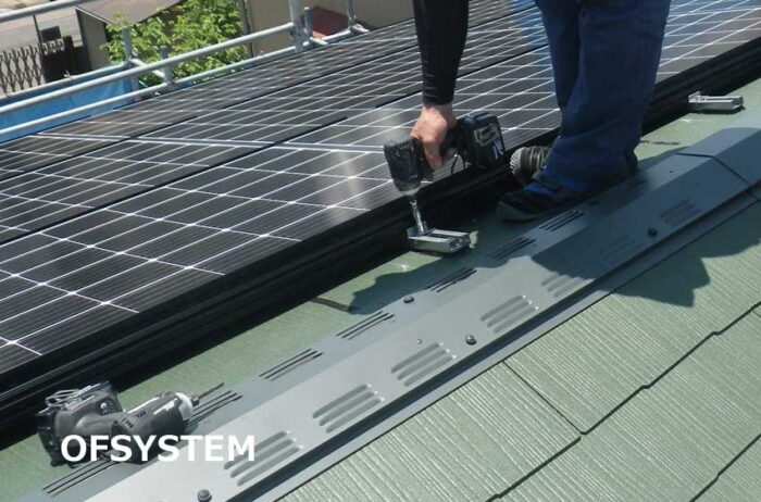 太陽電池の上端を止めつけて屋根工事完了