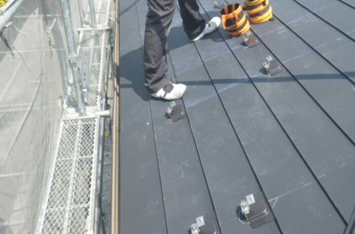 板金屋根専用金具を取り付け