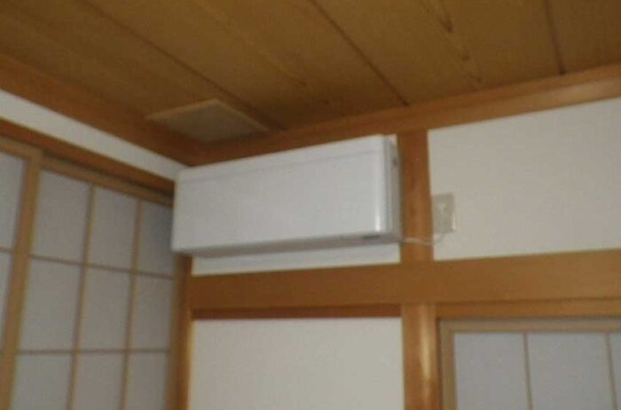 白壁とライトブラウンでまとめた和室は