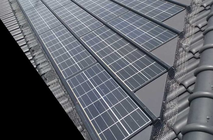 太陽電池のまわりをグルっと金網でカバー
